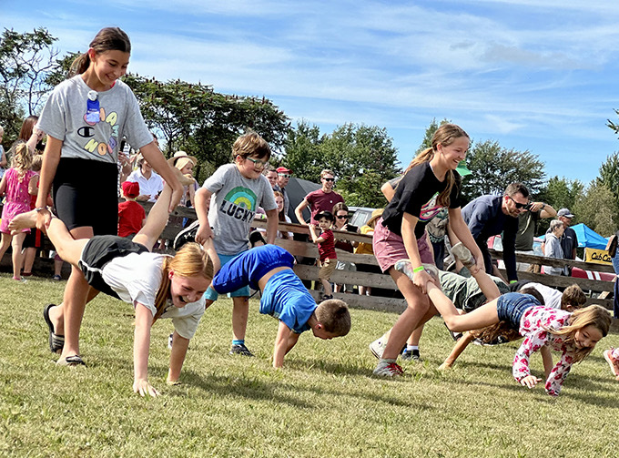 The children's wheelbarrow race